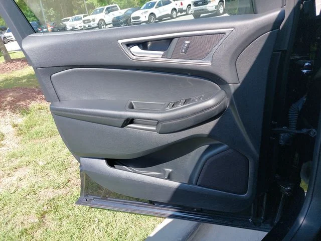 Used 2022 Black Ford SEL image 27