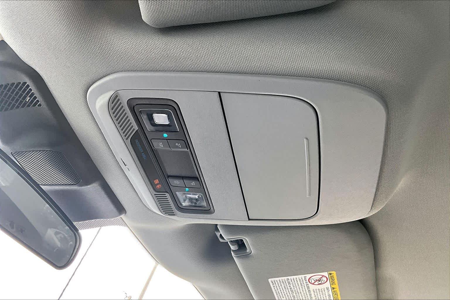 Used 2025 Oxford White Ford XLT image 32