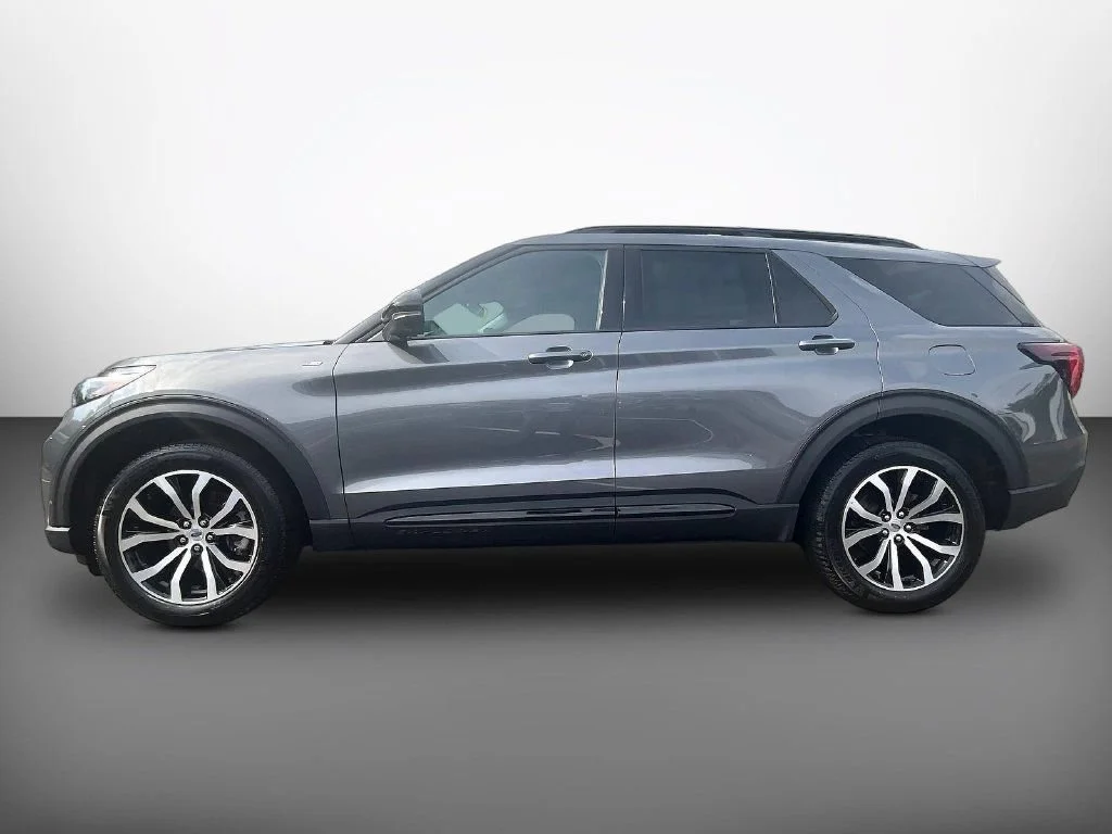 Used 2025 Gray Metallic Ford ST-Line image 4