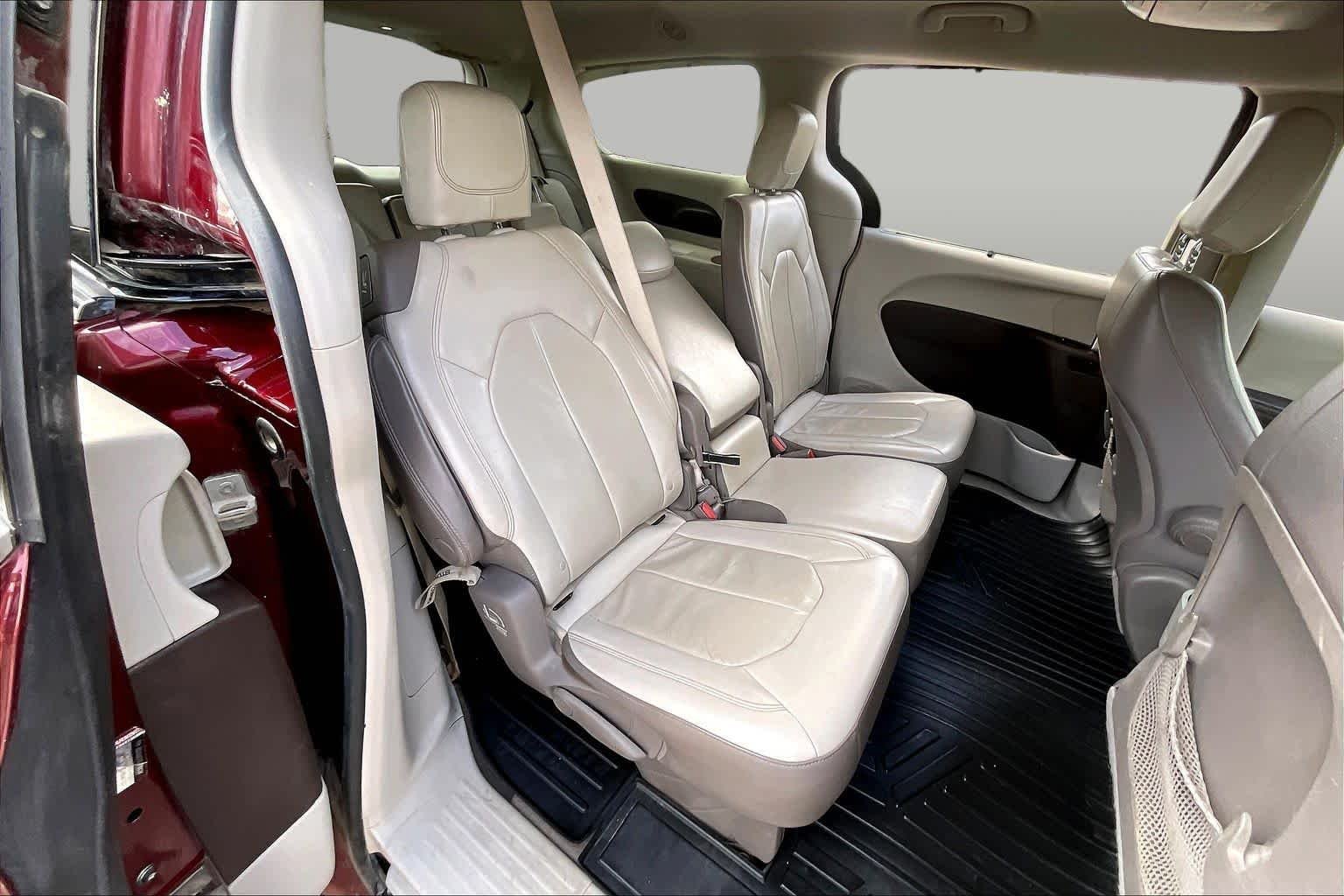 Used 2017 Velvet Red Pearlcoat Chrysler Touring-L image 18
