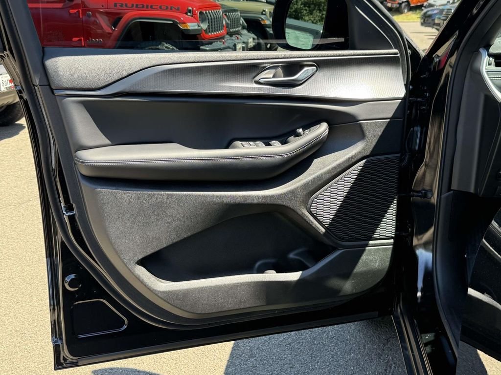 Used 2025 Black Jeep Altitude X image 29
