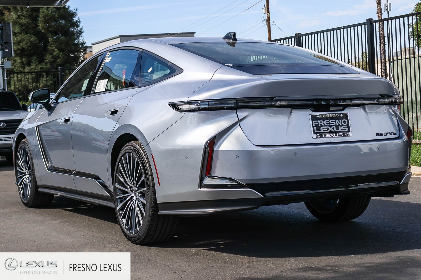 New 2026 Iridium Lexus ES 350e LUXURY image 4