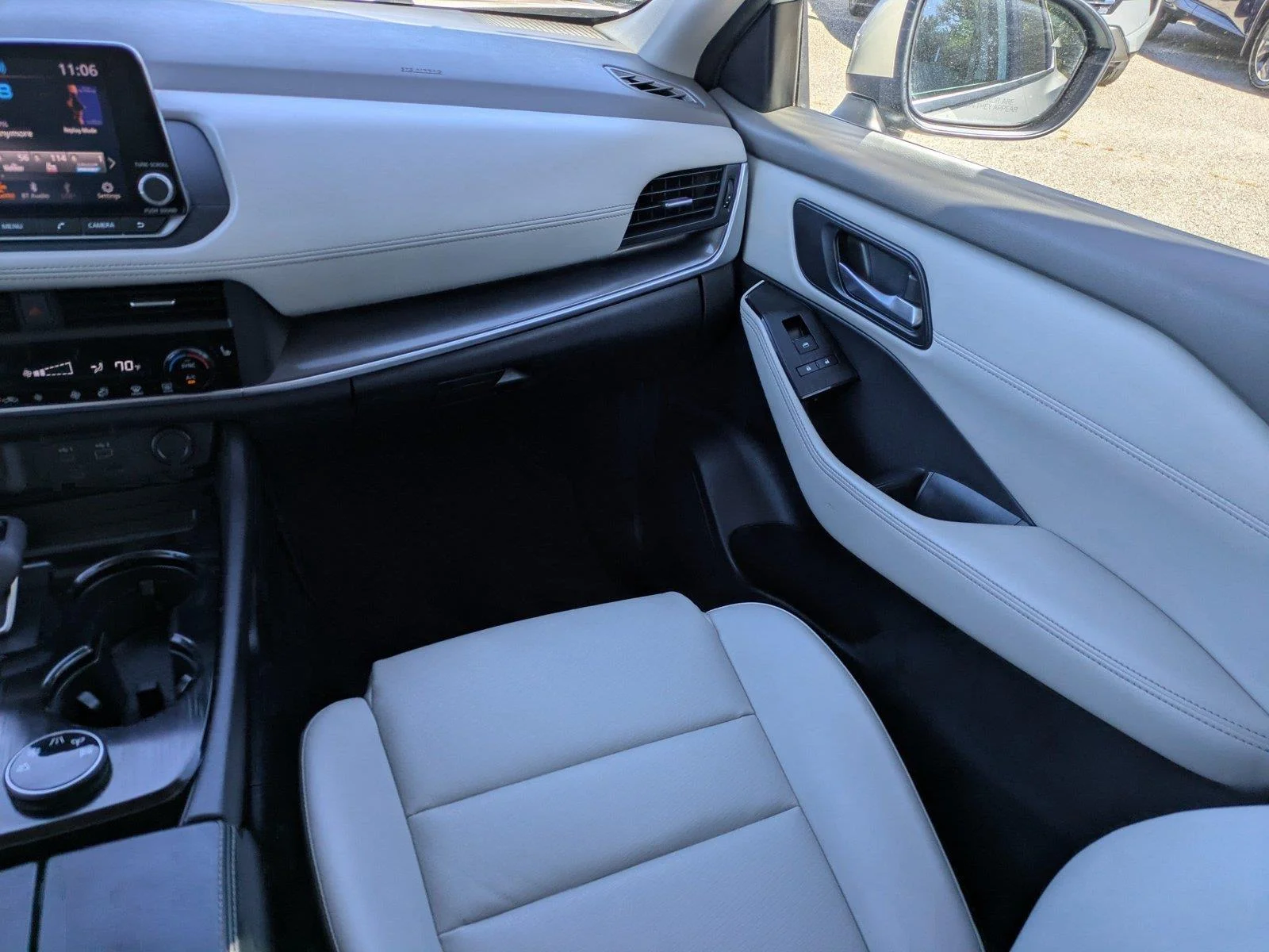 Used 2023 Pearl White Tricoat Nissan SV image 17