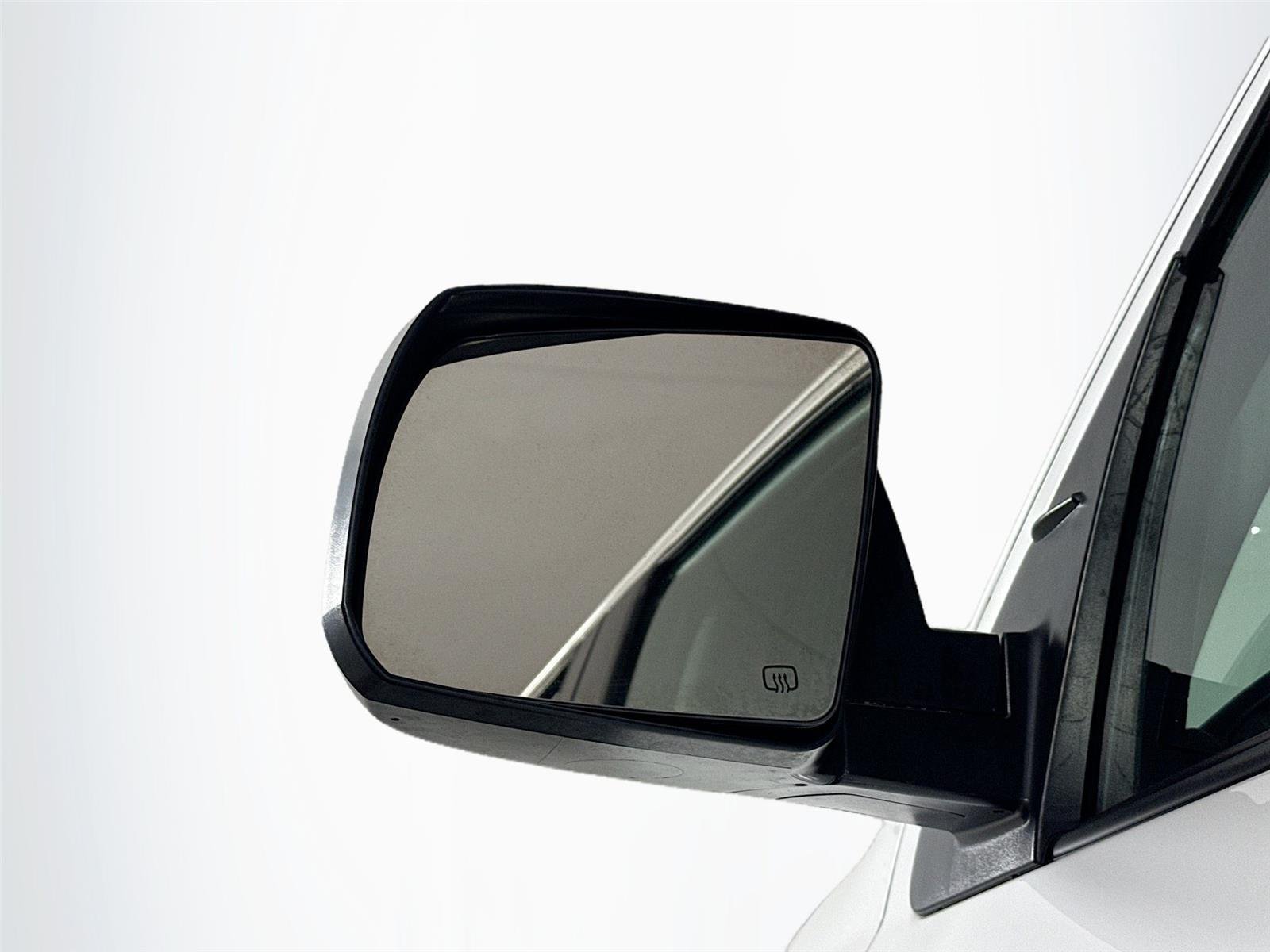 Used 2016 Super White Toyota SR5 image 5