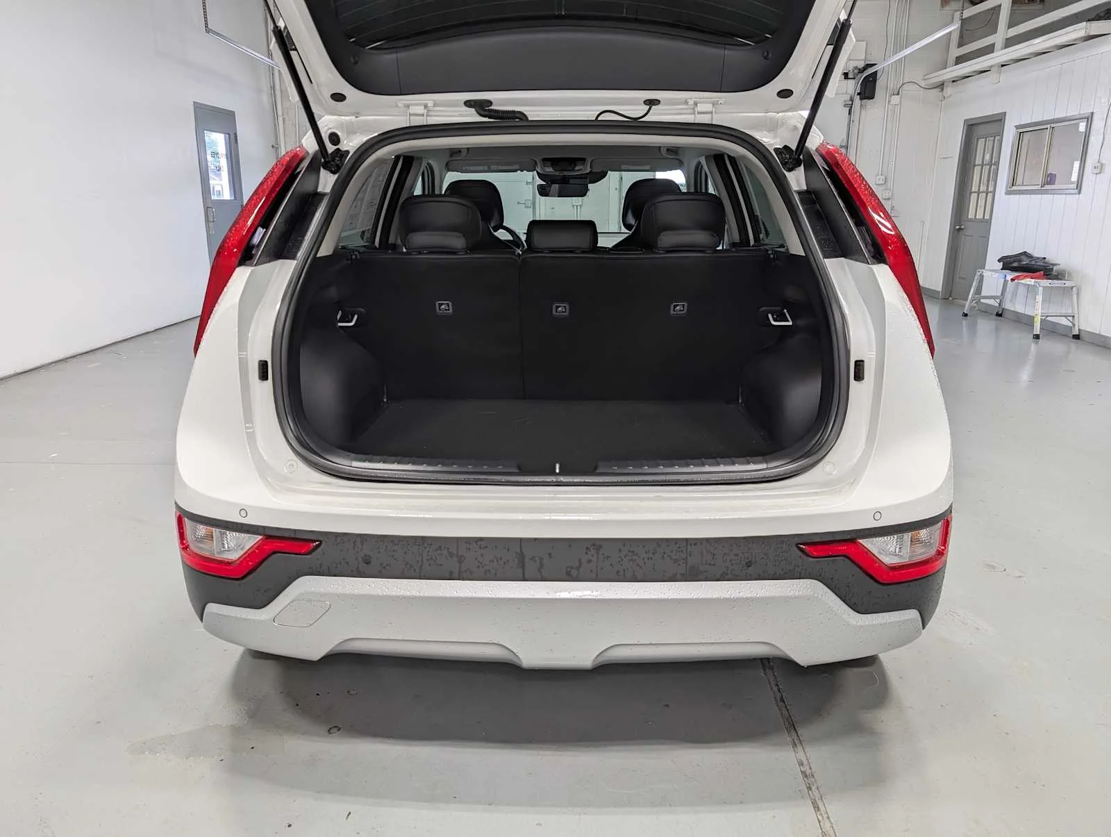 Used 2024 Snow White Pearl Kia EX image 40