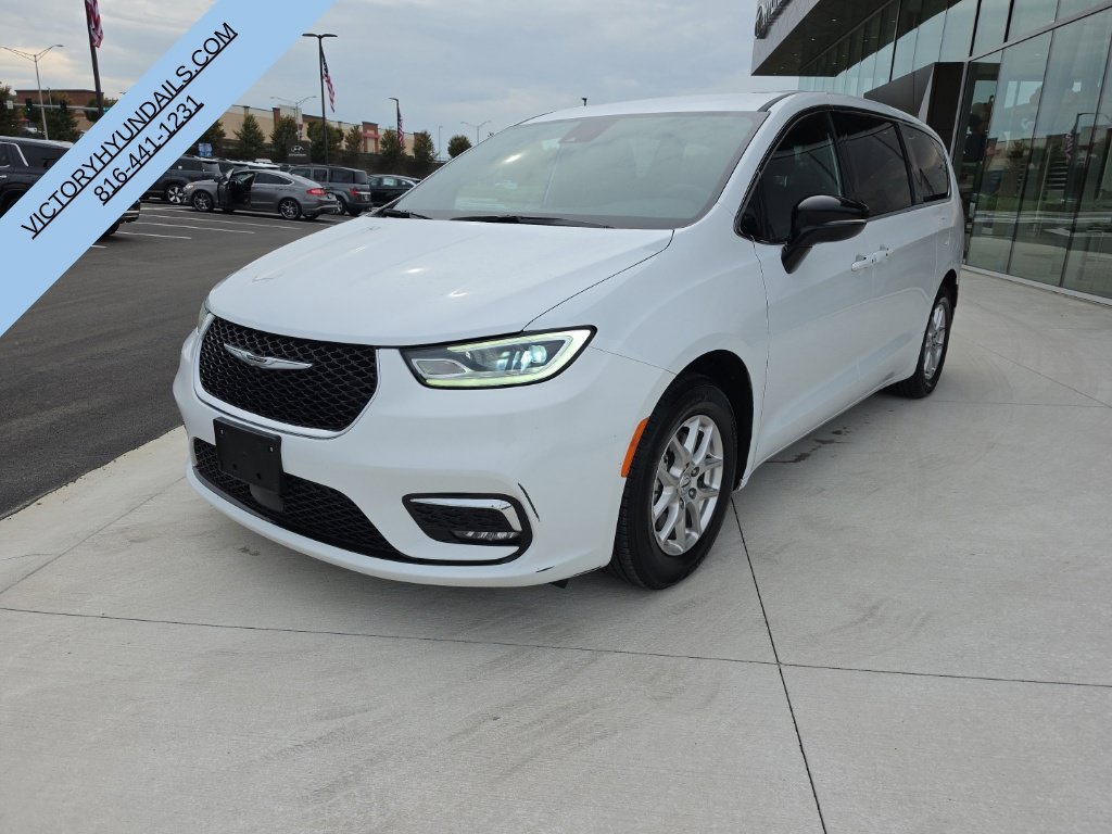 Used 2025 White Chrysler Select image 11
