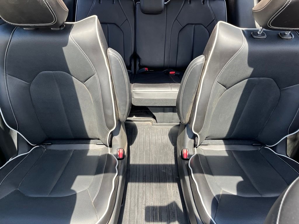 Used 2023 Gray Chrysler Limited image 17
