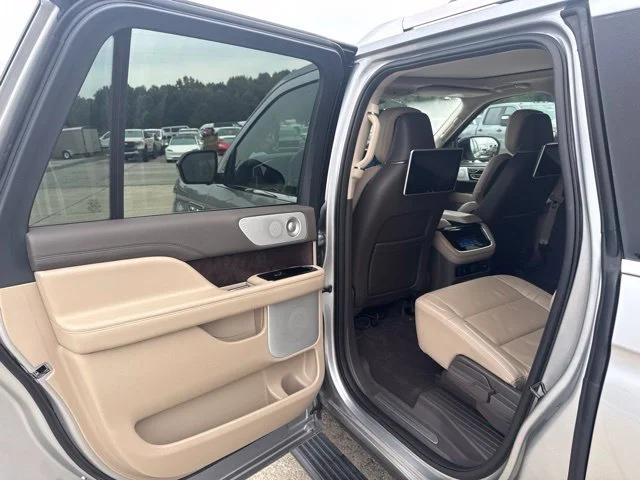 Used 2023 Silver Lincoln Reserve image 15