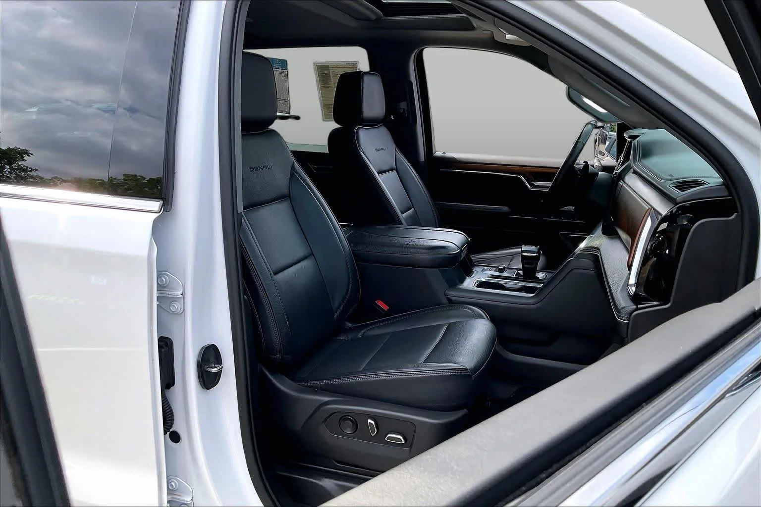 Used 2023 White Frost Tricoat GMC Denali image 9
