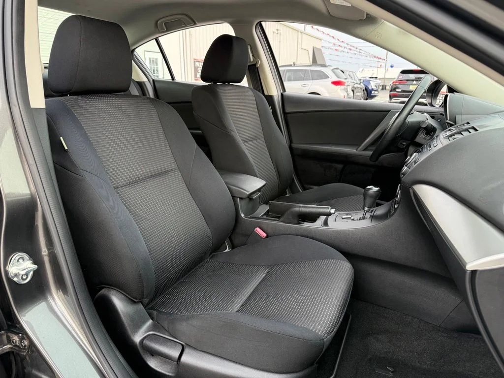 Used 2013  Mazda i Touring image 26
