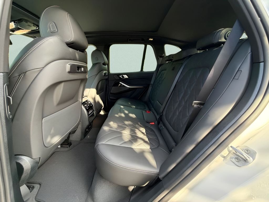 New 2026 Mineral White Metallic BMW xDrive40i image 21