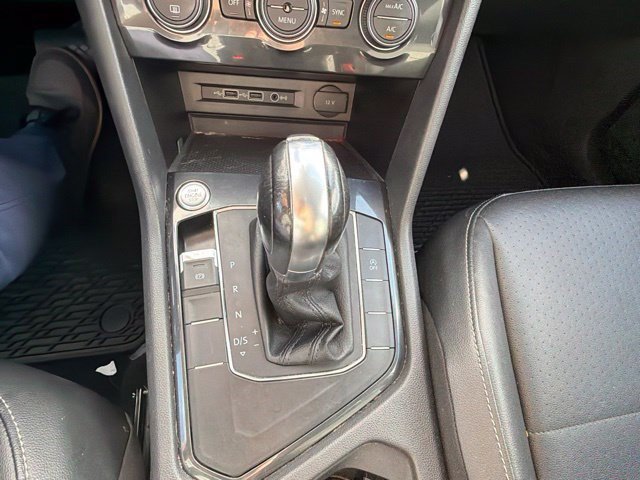 Used 2018 Pearl Metallic Volkswagen SE image 20