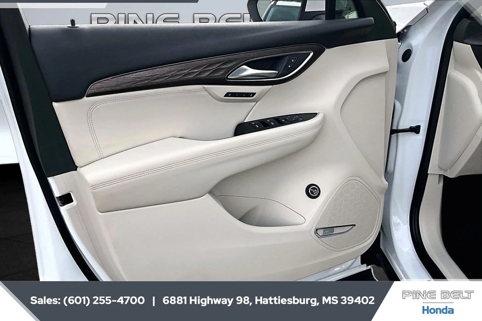 Used 2023 White Frost Tricoat Buick Avenir image 17