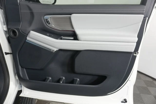 New 2027 Star White Metallic Tri-Coat Ford Platinum image 33