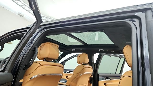 2025 Jeep Grand Wagoneer Series III - Photo 13