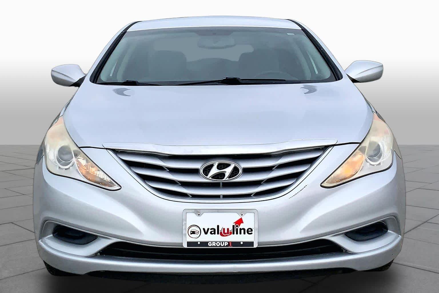 Used 2012 Radiant Silver Hyundai GLS image 4
