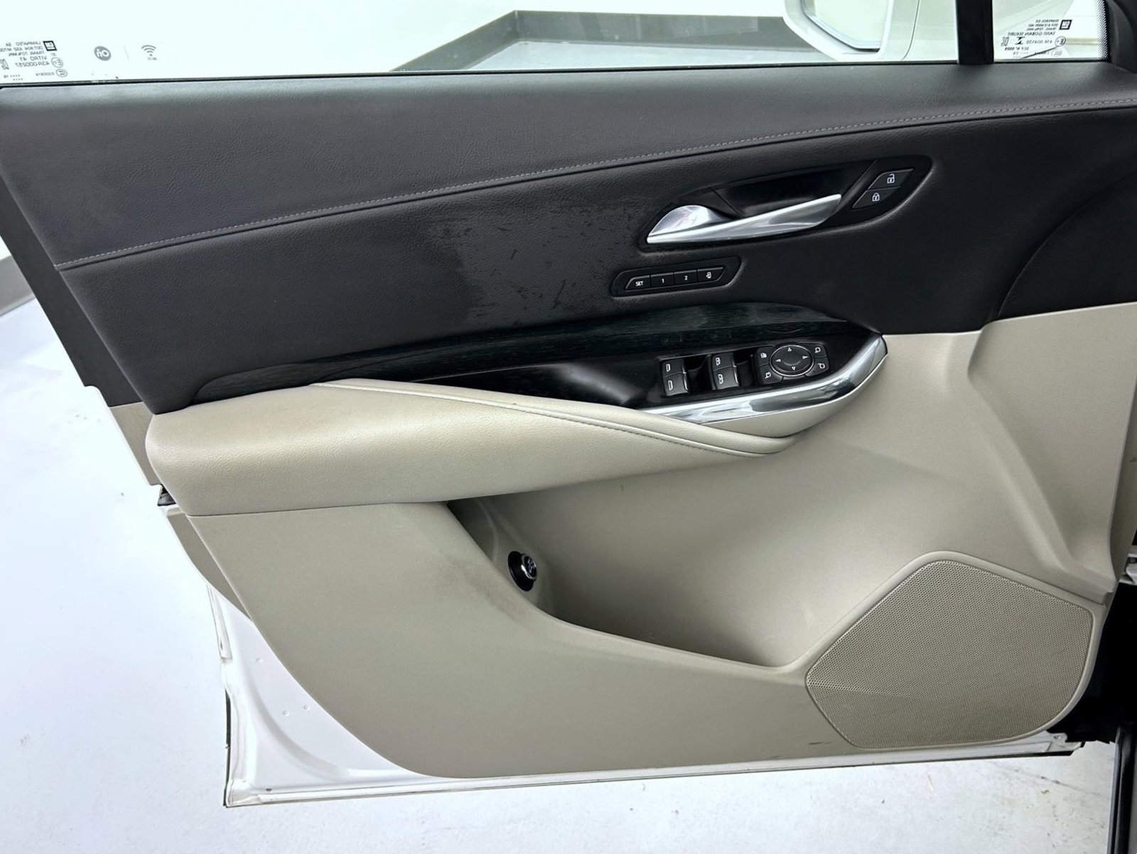 Used 2019 White Cadillac Premium Luxury image 13