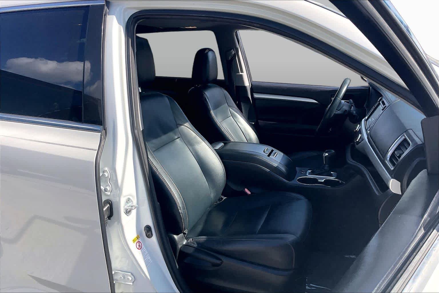 Used 2016 Blizzard Pearl Toyota XLE image 8