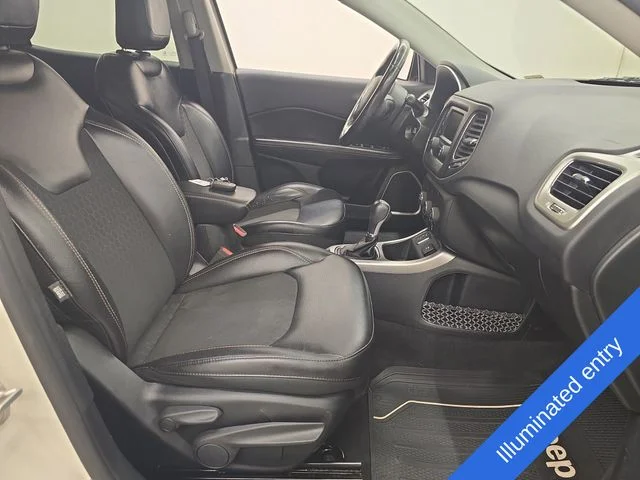 Used 2018 White Clearcoat Jeep Latitude image 9