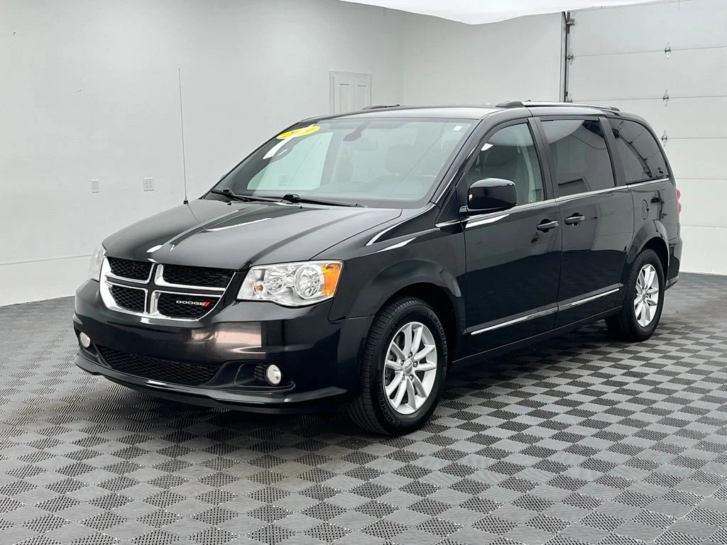 Used 2019 Black Dodge SXT image 13