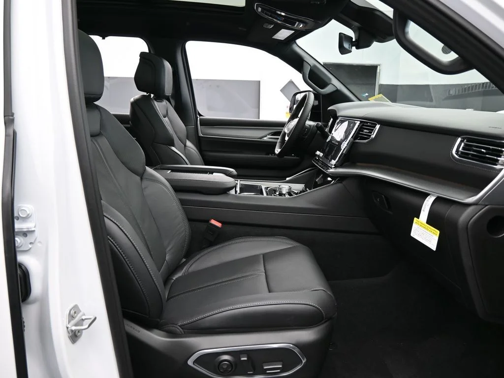 New 2026 Bright White Clear-Coat Exterior Paint Jeep Limited Reserve image 47