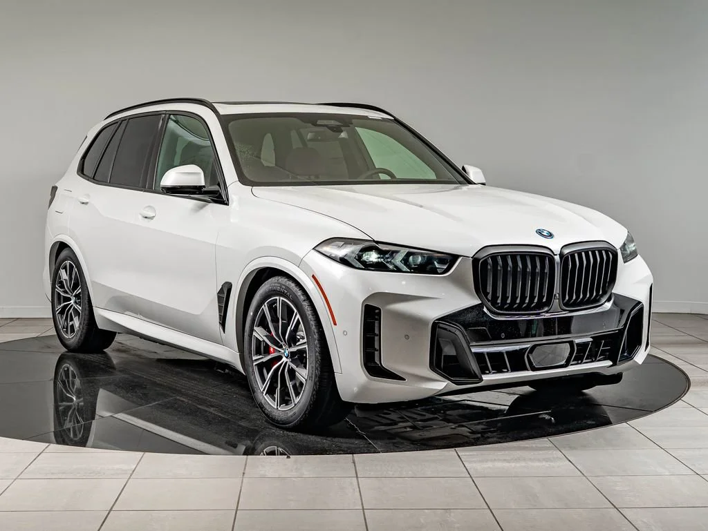 New 2026 White Metallic BMW xDrive50e image 3