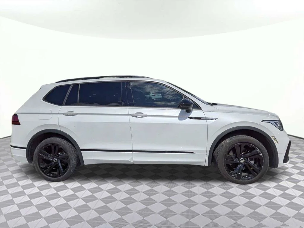 Used 2023  Volkswagen 2.0T SE R-Line Black image 2