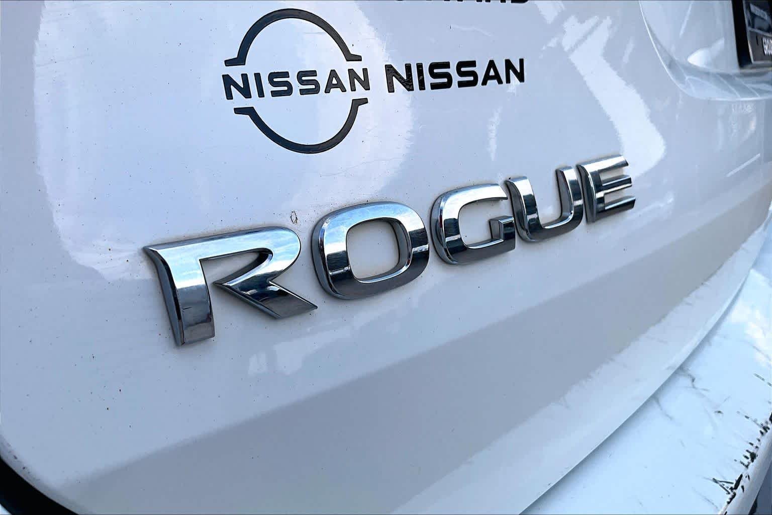 Used 2017 Glacier White Nissan S image 9