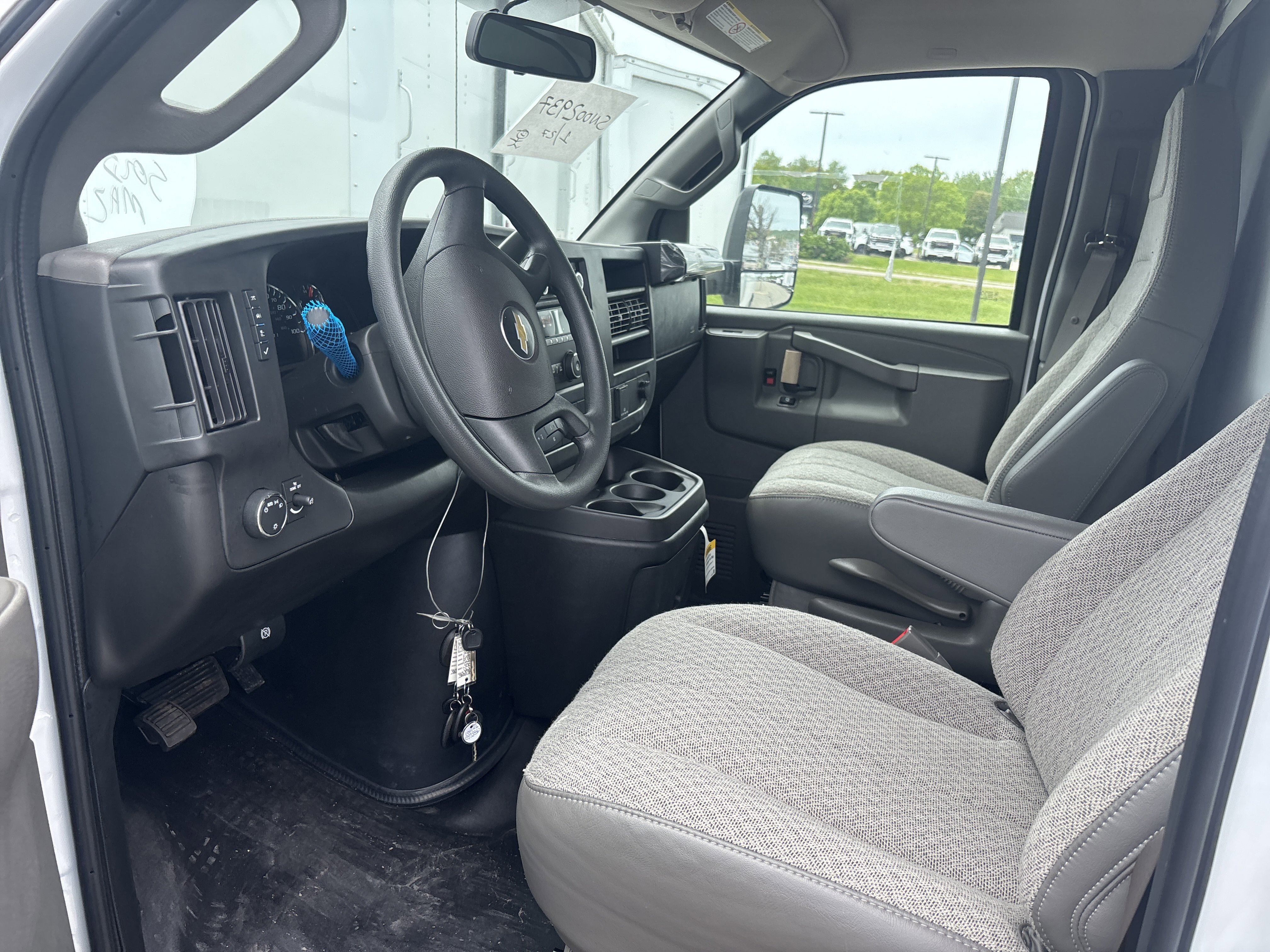 New 2025 Summit White Chevrolet 1WT image 4