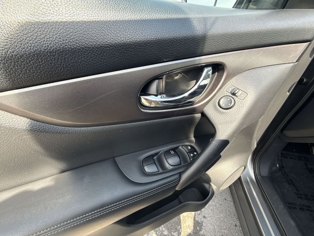 Used 2016 Gray Nissan SV image 13