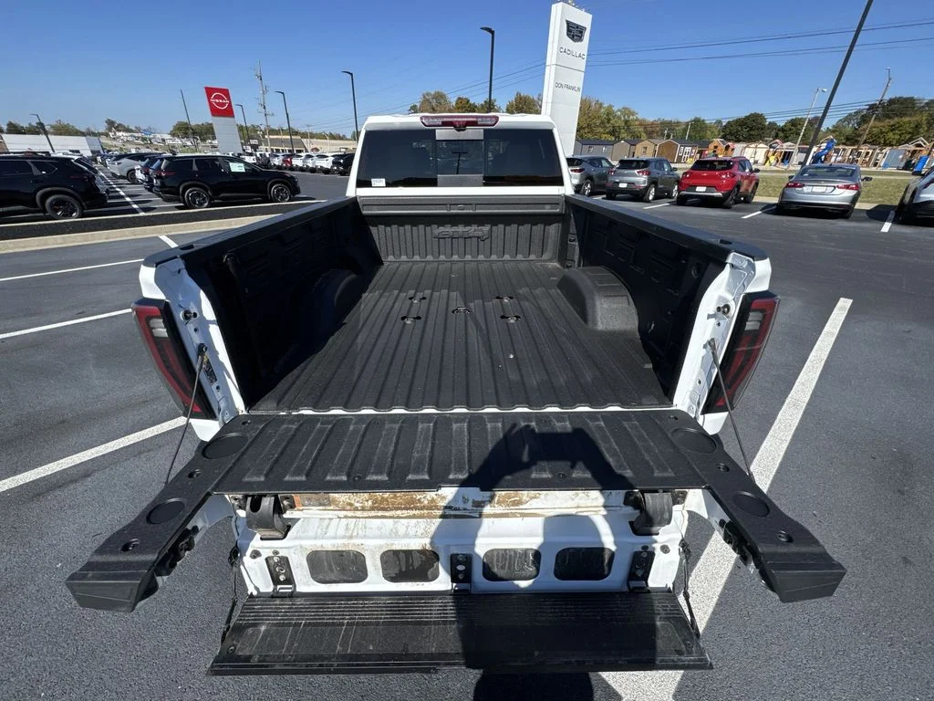 Used 2024 White GMC AT4 image 24