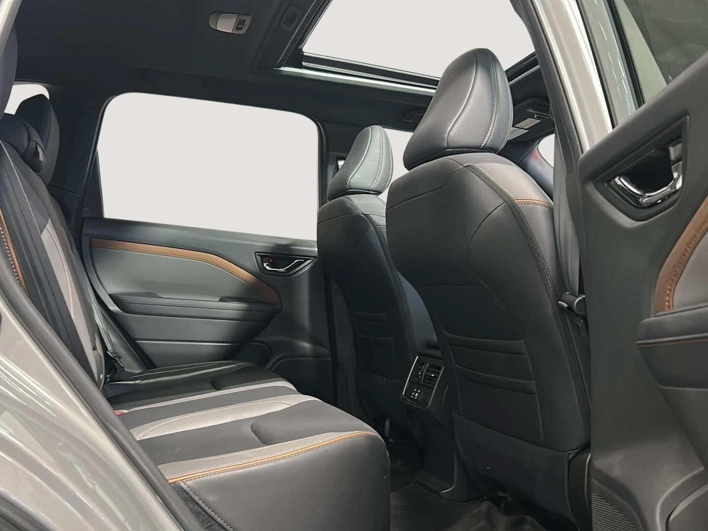 Used 2025 River Rock Pearl Subaru Sport image 4