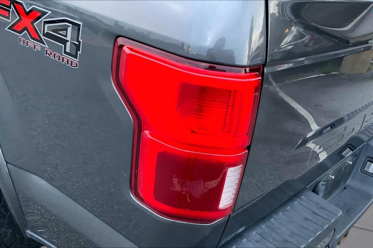 Used 2018 Magnetic Metallic Ford LARIAT image 27