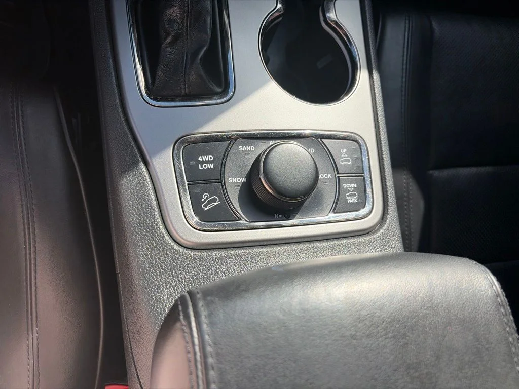 Certified Used 2020 Black Jeep Overland image 31