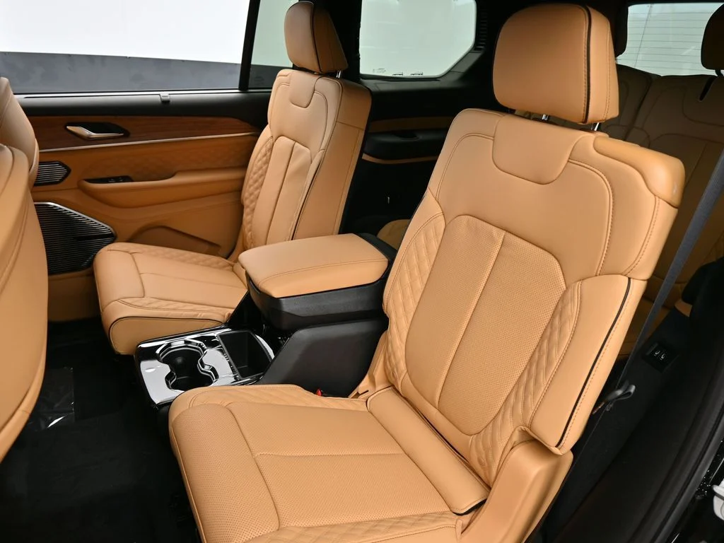 New 2025 Diamond Black Crystal Pearl-Coat Exterior Paint Jeep Summit image 30