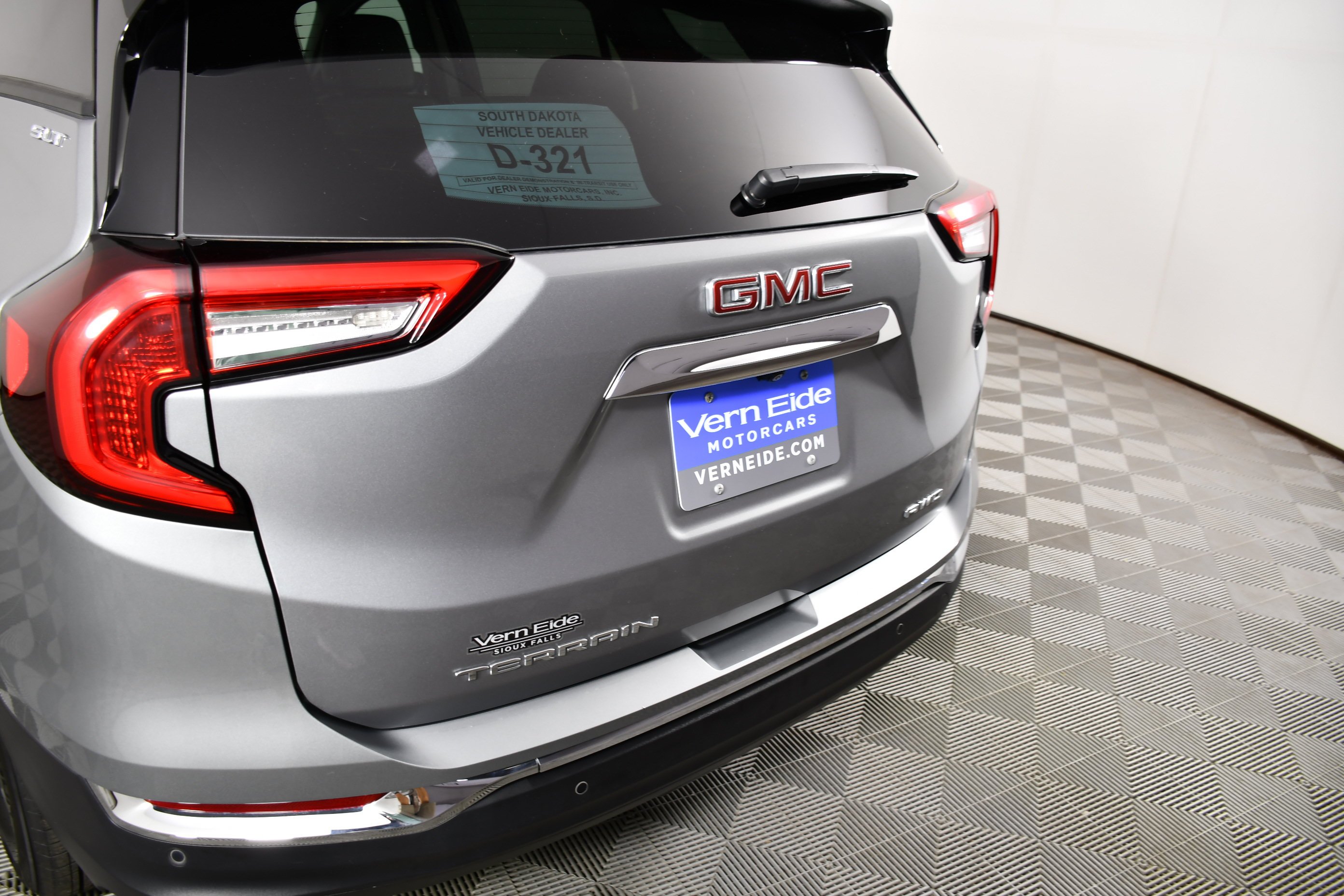 Used 2024 Sterling Metallic GMC SLT image 15
