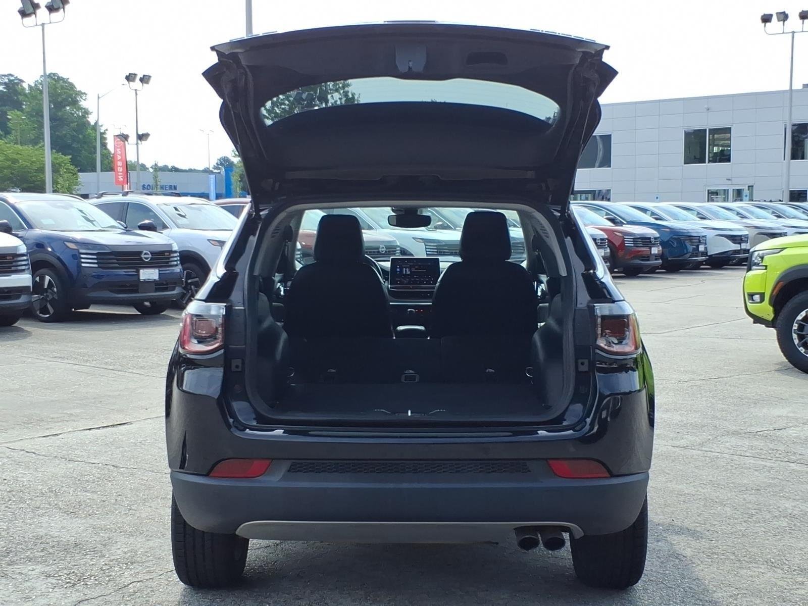Used 2022 Diamond Black Crystal Pearlcoat Jeep Limited image 24