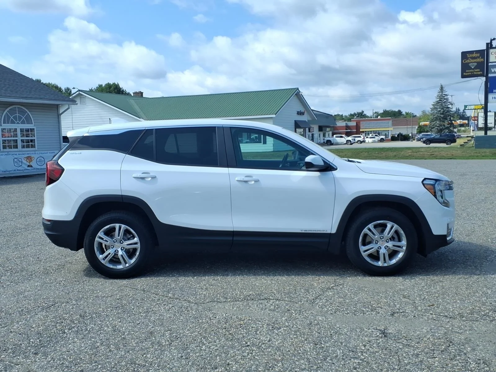 Used 2024 Summit White GMC SLE image 4