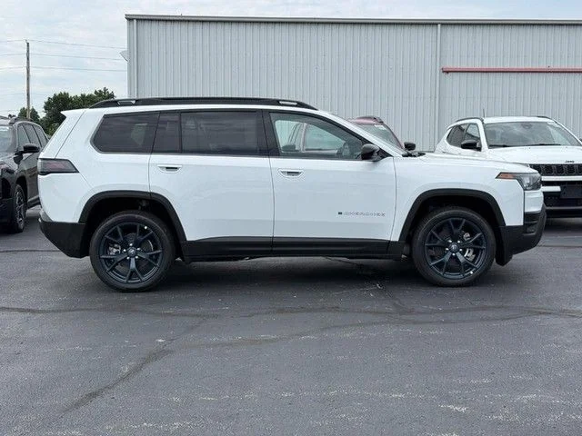 New 2026 Bright White Clear-Coat Exterior Paint Jeep Laredo image 2