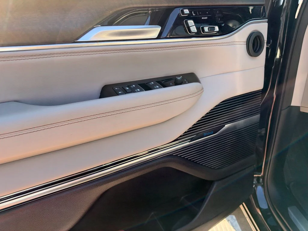 Used 2025 Black Jeep Base image 20