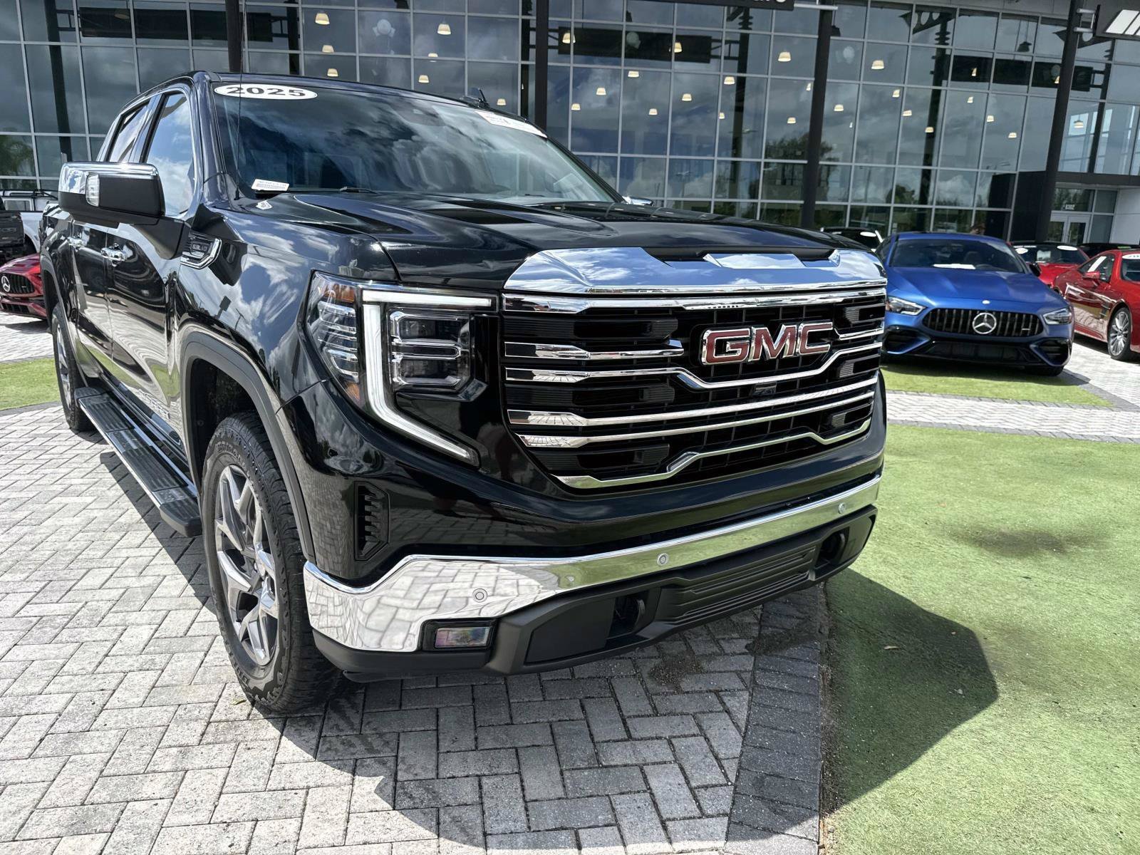 Used 2025 Onyx Black GMC SLT image 8