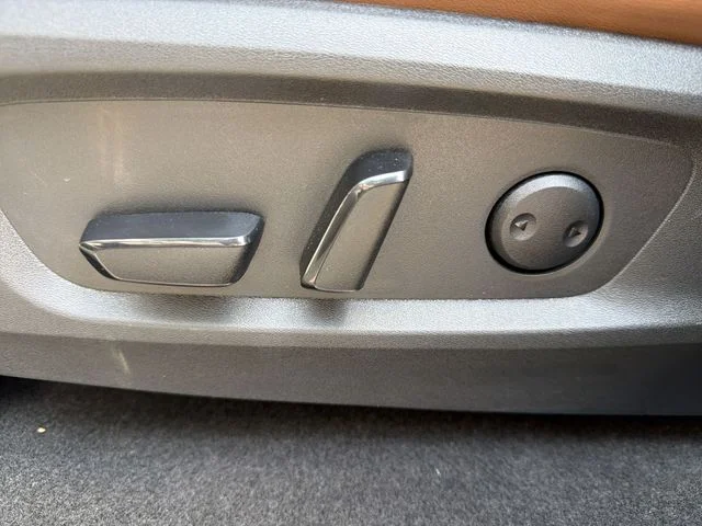 Used 2023 White Nissan Platinum image 12