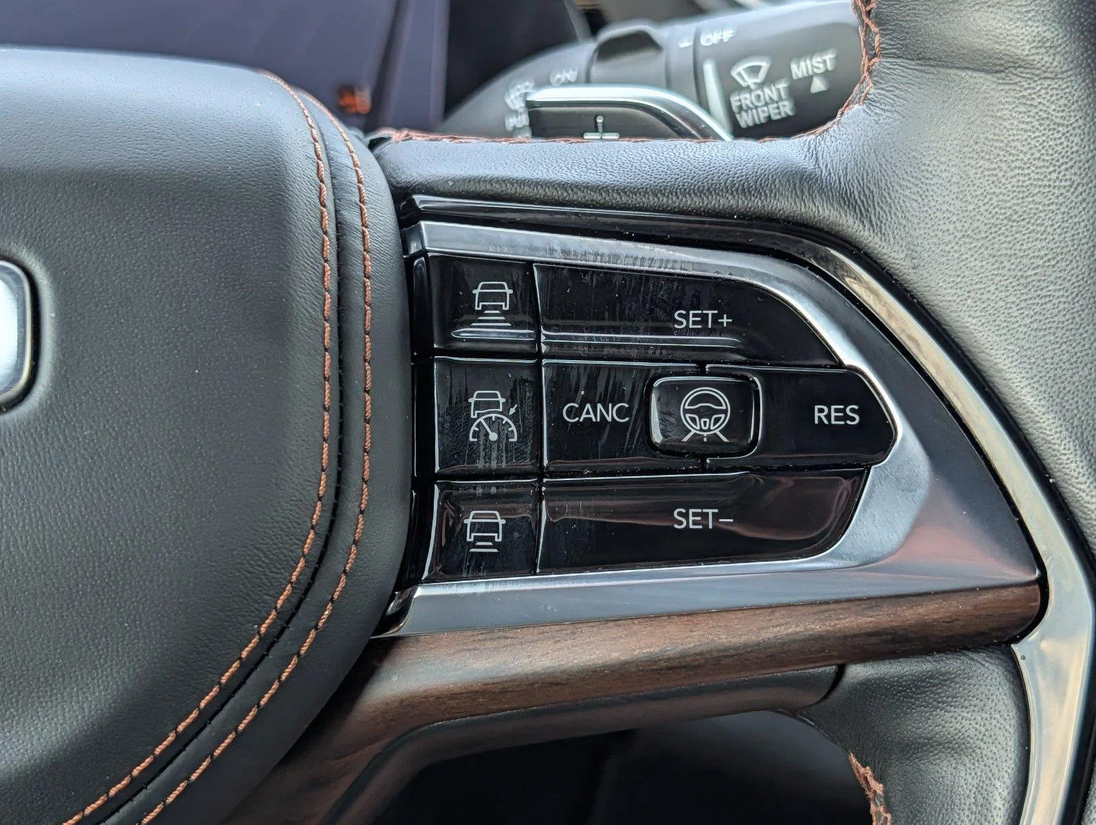 Used 2025 Diamond Black Crystal Pearlcoat Jeep Summit image 25