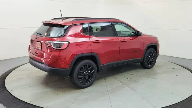 New 2026 Red Hot Pearl-Coat Exterior Paint Jeep Latitude image 10