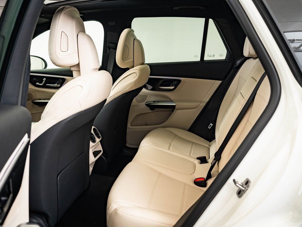 Used 2025 Polar White Mercedes-Benz GLC 300 image 35