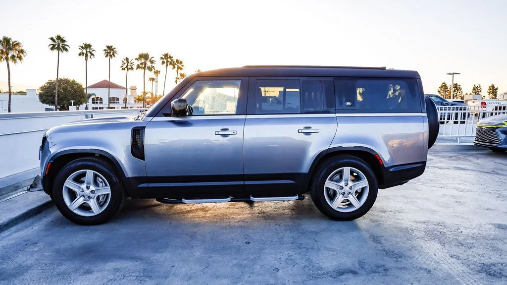 Used 2023  Land Rover SE image 14