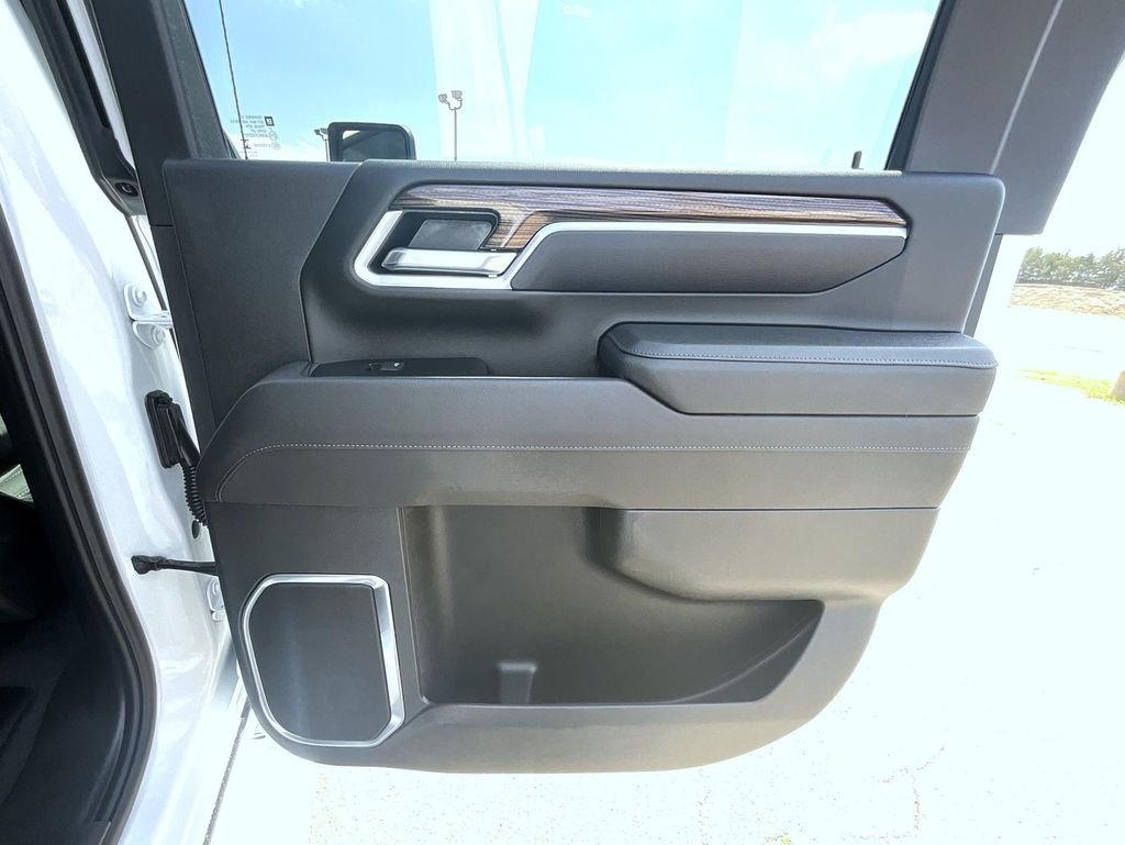 Used 2025 White Chevrolet LT image 17