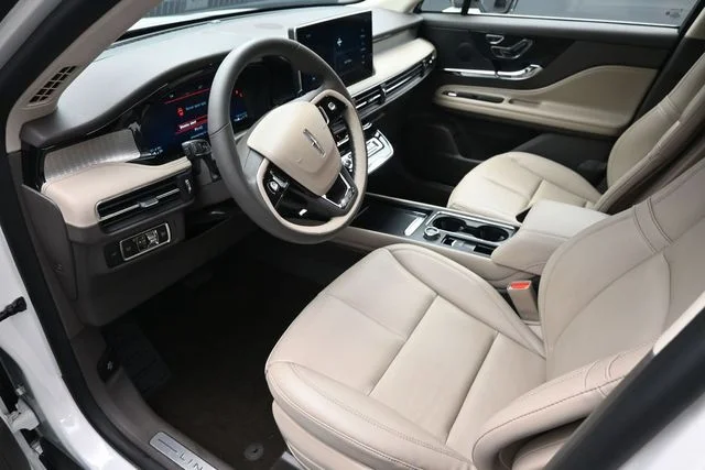 Used 2023 Pristine White Lincoln Standard image 9
