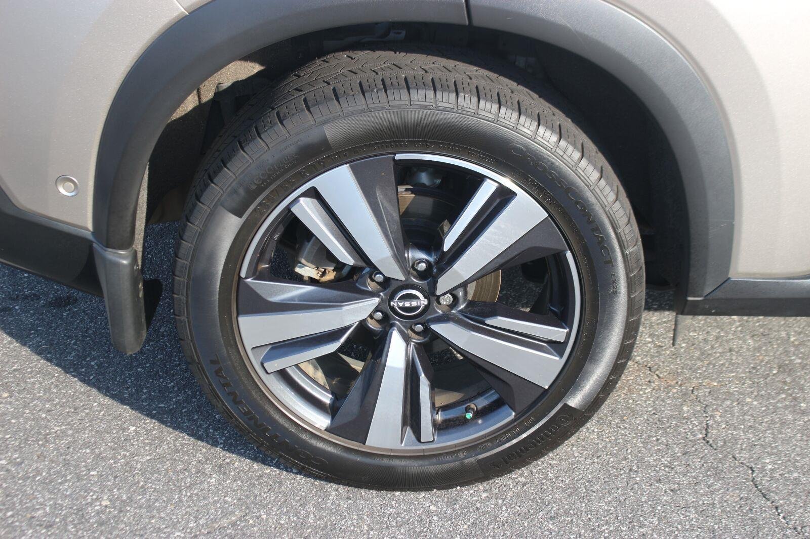 Used 2022 Gold Nissan Platinum image 39
