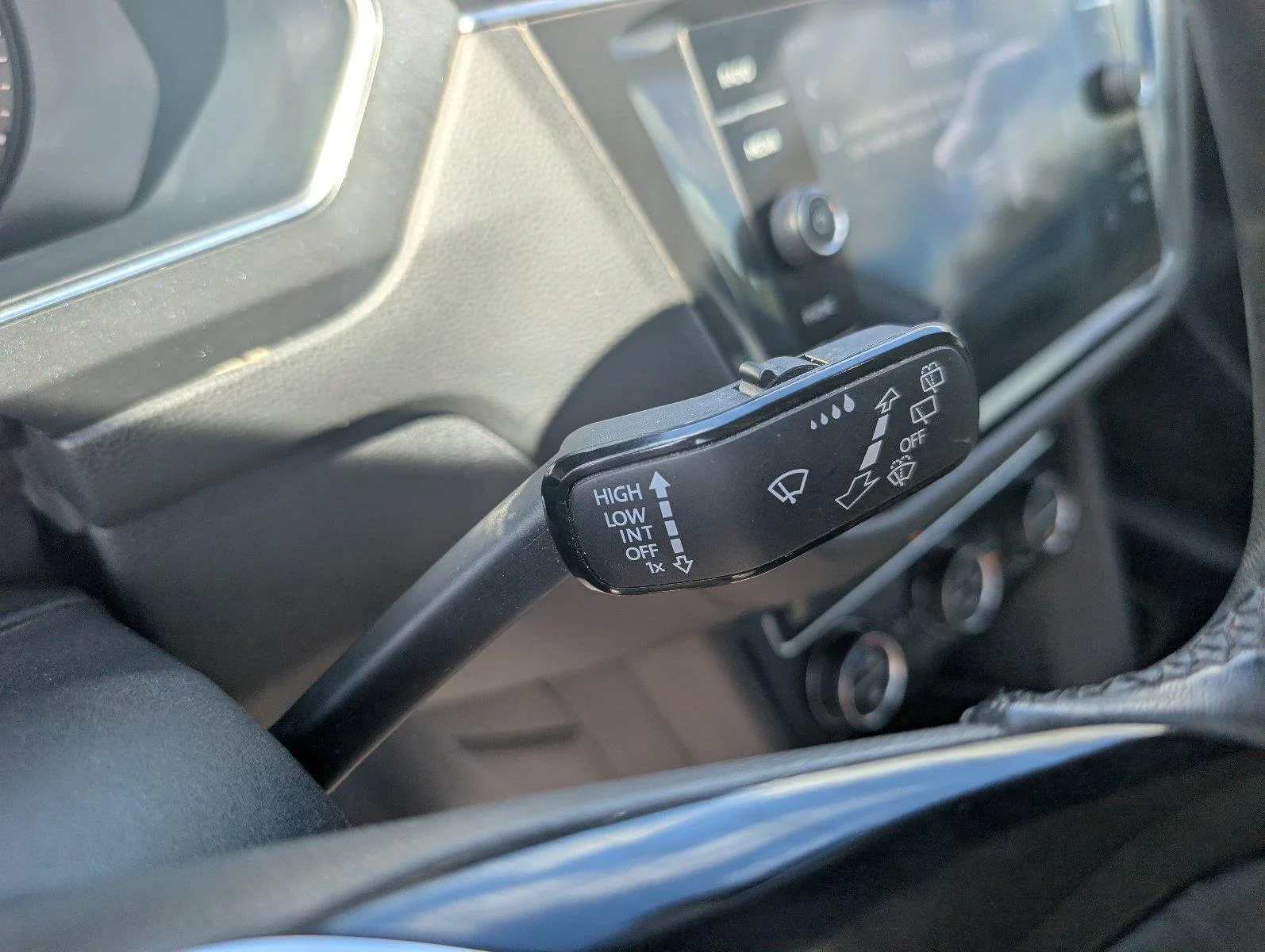 Used 2019 Pure White Volkswagen SEL image 27